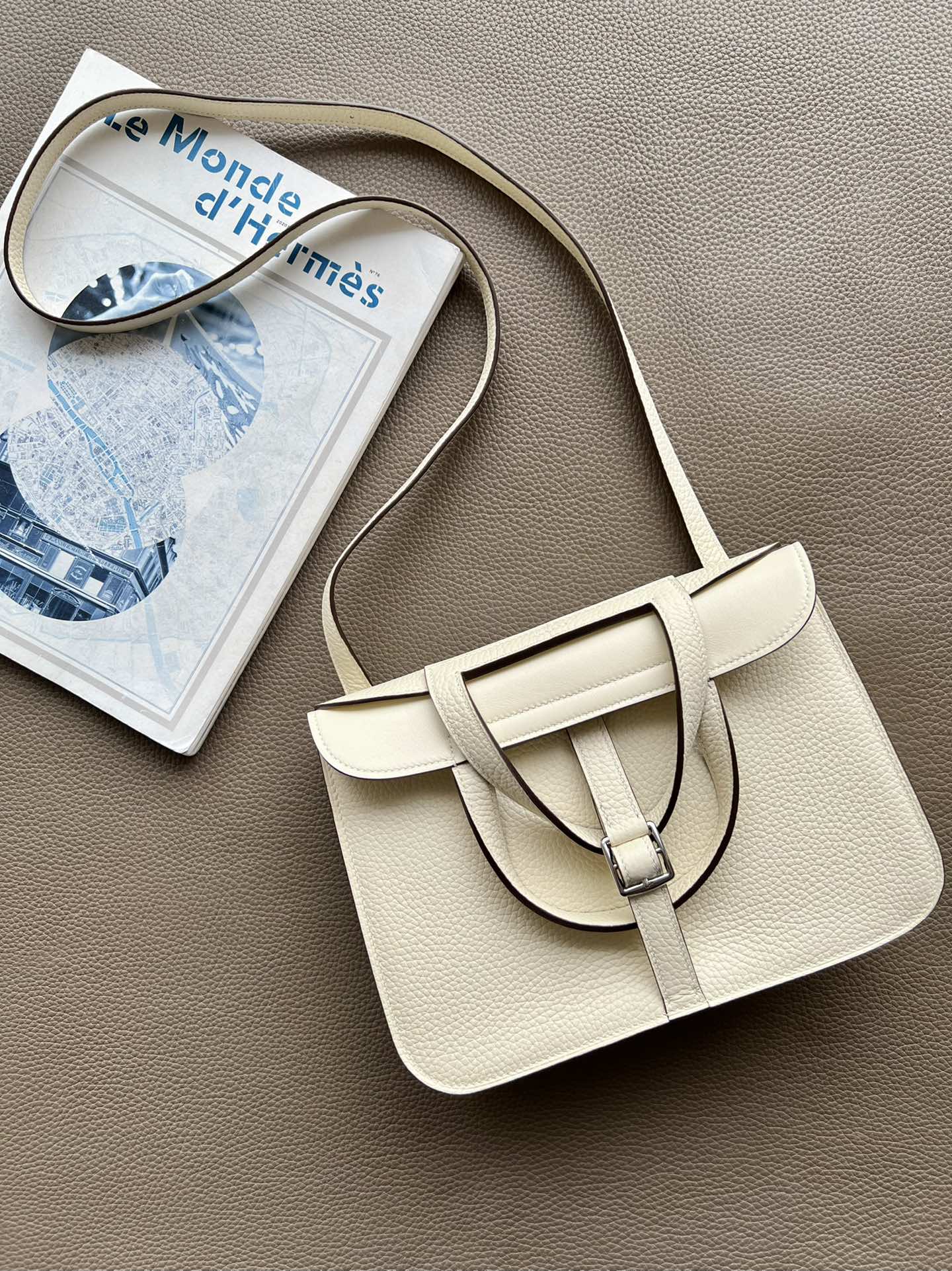 Hermes Halzan 25 Handbag Shoulder Bag In White Clemence Leather